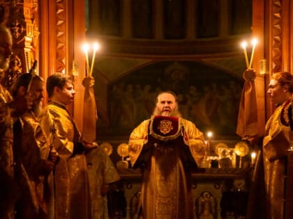 В новогоднюю ночь благочинный Воскресенского округа протоиерей Александр Долбунов сослужил митрополиту Нижегородскому и Арзамасскому Георгию а Александро-Невском соборе в Нижнем Но