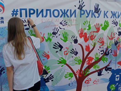 Дзержинцы смогли посадить цветы и написать пожелания родному городу