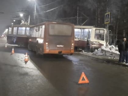 Три женщины пострадали в ДТП с трамваем и маршруткой в Нижнем Новгороде