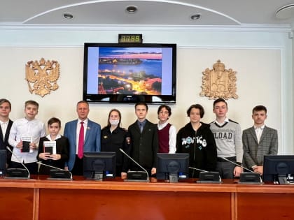 Андрей Тарасов вручил первые паспорта школьникам из Нижнего Новгорода в канун Дня защитника Отечества