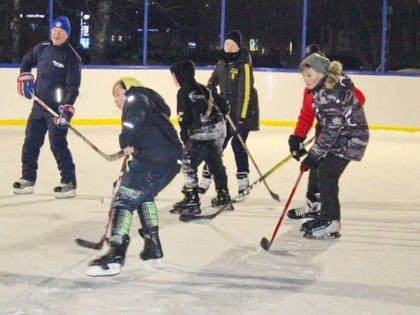Мастер-класс по хоккею от легенды ХК «Торпедо» Анатолия Водопьянова состоялся на спортплощадке в одном из дворов Нижнего Новгорода
