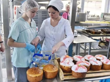 100 пасхальных куличей отправили из Дзержинска в зону СВО