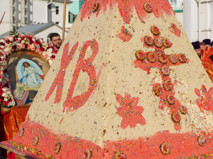 В день Светлого Христова Воскресения нижегородцев угостили царь-пасхой и гигантским куличом