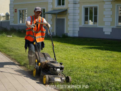 В Дзержинске приступили к покосу травы на газонах