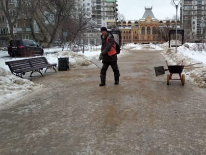 В связи с прогнозируемым вечерним снегопадом усилена работа по обработке противогололедными материалами улично-дорожной сети Нижнего Новгорода