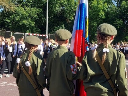 Камуфляж, оружие и священник. 1 сентября в нижегородской школе
