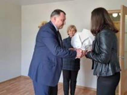 Молодому врачу-терапевту КБ №50 вручили ключи от служебной квартиры