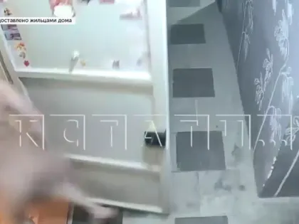 «Дети видят его таким». Голый нижегородец держит в страхе целый подъезд