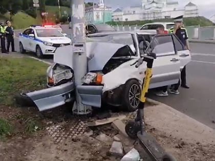 Пьяный водитель протаранил светофор на Похвалинском съезде в Нижнем Новгороде