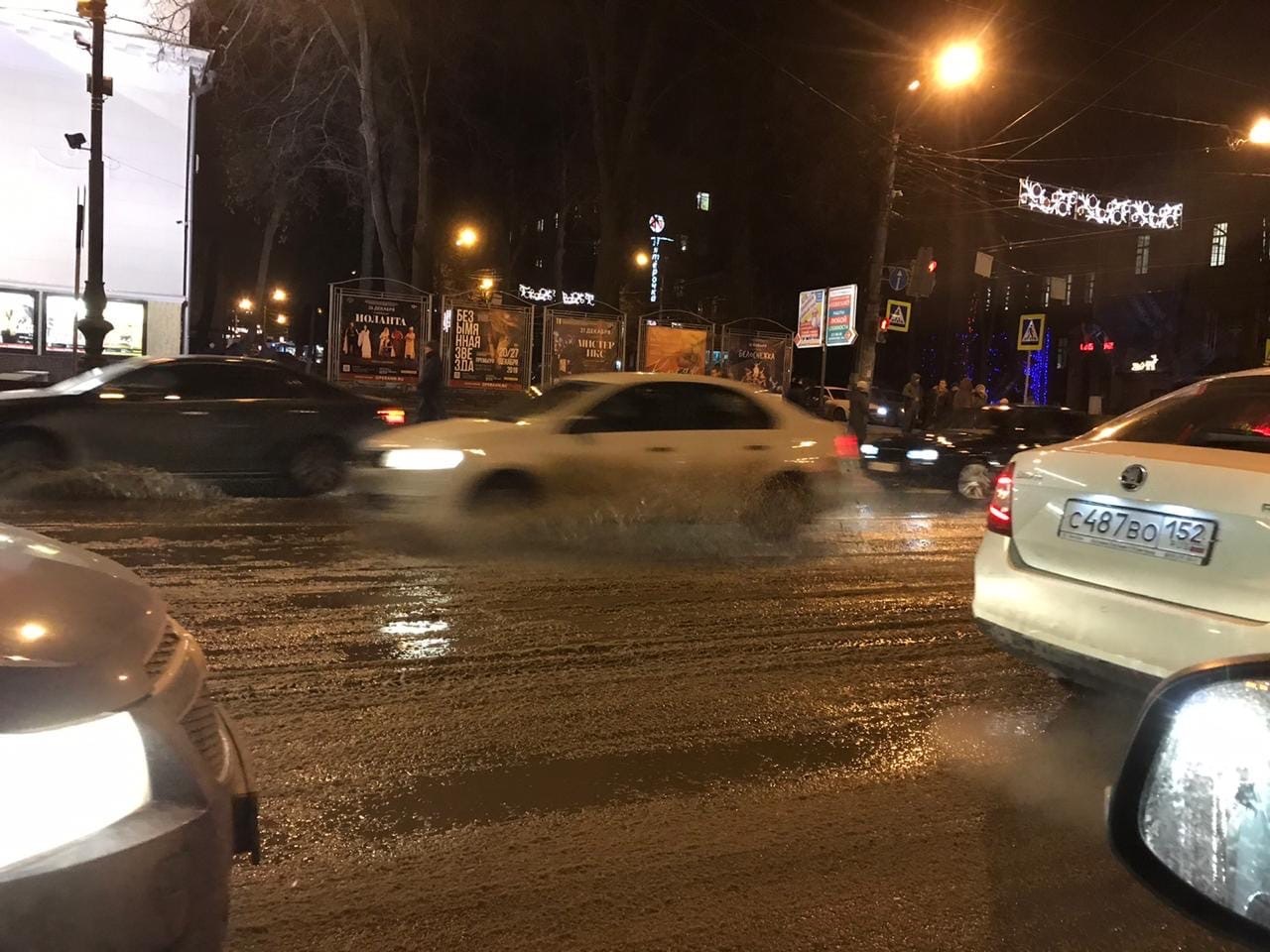 Прорыв трубы в нижнем новгороде. Прорыв трубы на улице Белинского. Коммунальная авария на улице Белинского в Нижнем Новгороде. Фото с Белинского за 19 декабря.