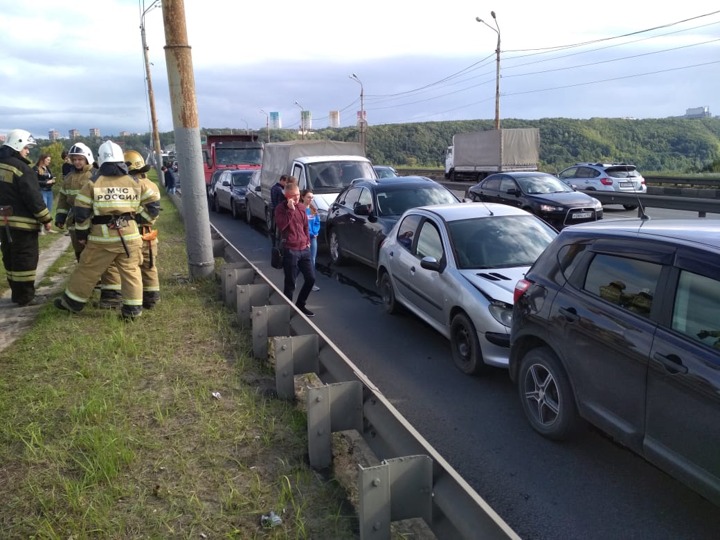 авария на мызинском мосту нижний новгород. авария в нижнем новгороде. авария на новикова прибоя нижний новгород. массовое дтп в нижнем новгороде сегодня. происшествия в нижнем новгороде московское шоссе.