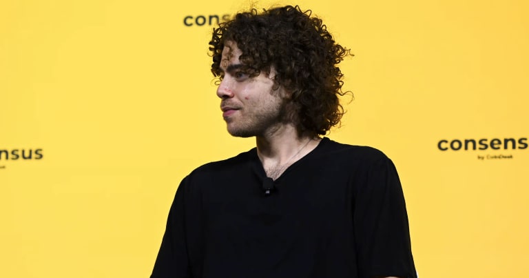 Logo ya Polymarket na chati ya soko