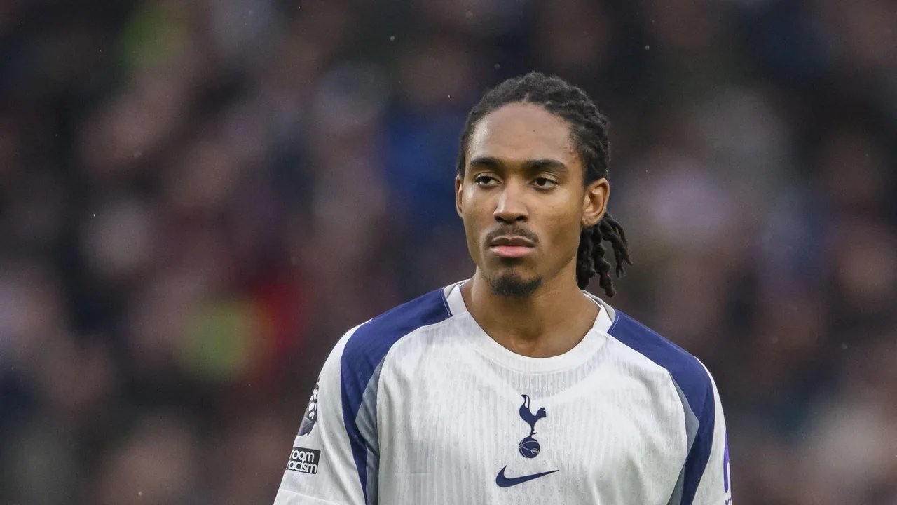 Djed Spence: Tottenham yafunguka kuhusu mustakabali wa beki huyo