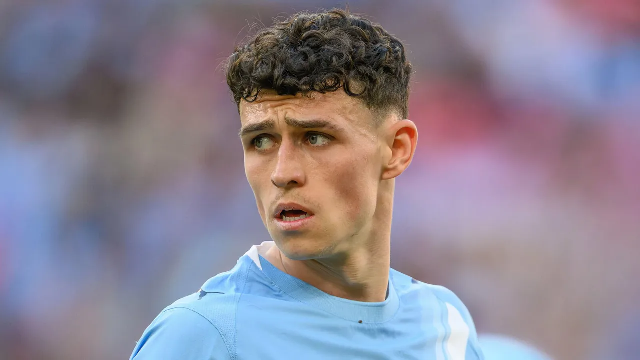 Phil Foden apata kadi nyekundu, wadau wagawanyika kuhusu tukio la Manchester Derby