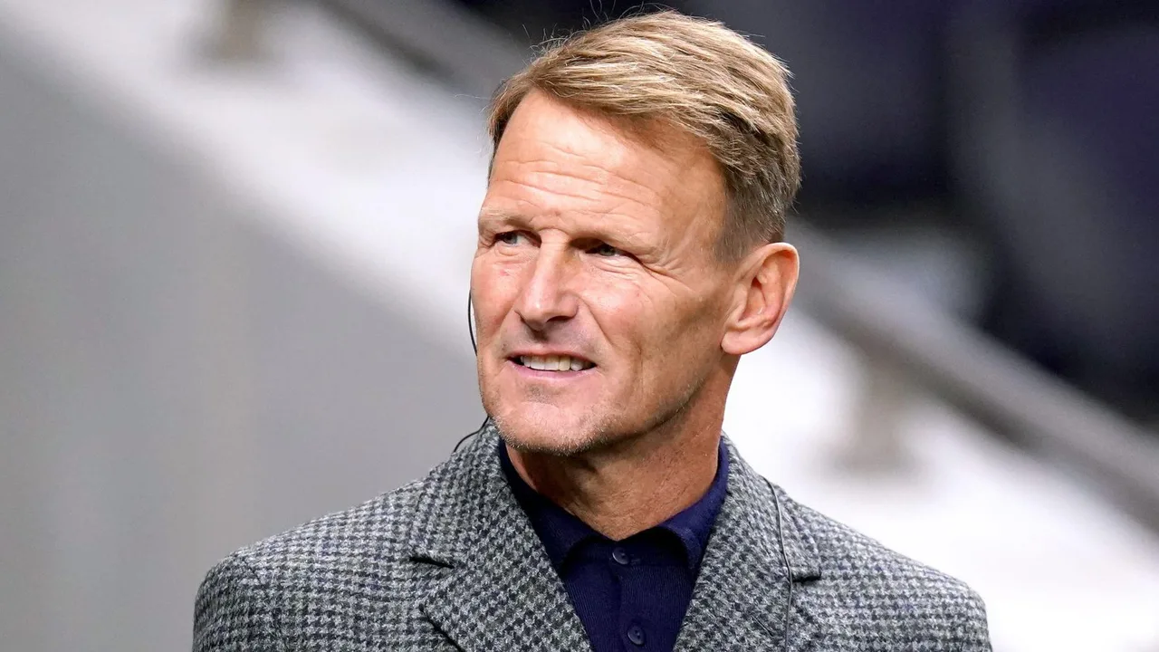 Sheringham aitaka Man United kumfuatilia Elliot Anderson wa Man City