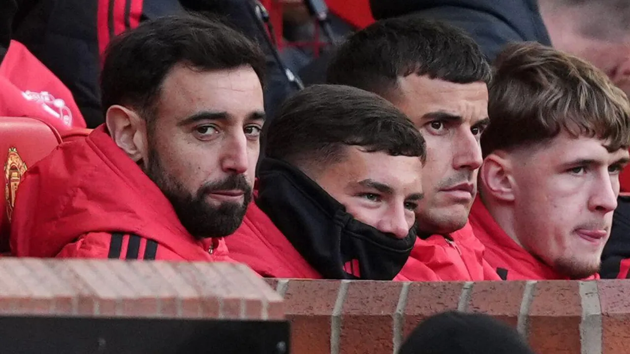 Ashley Young amkosoa Bruno Fernandes, huku uamuzi wa Carrick ukihojiwa