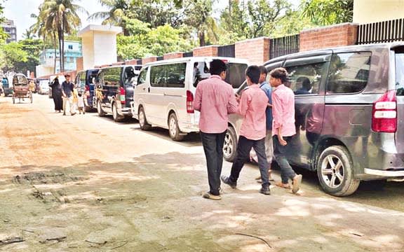 বহদ্দারহাট-আরাকান সড়ক যেন ‘কার-মাইক্রো স্টেশন’!