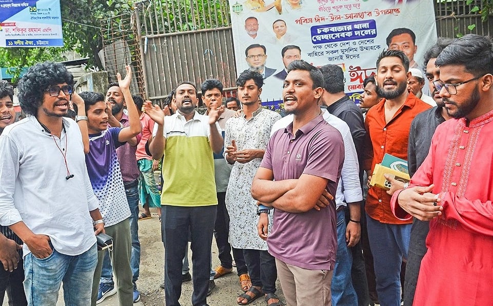 এনসিপি ও অ্যাম্বুলেন্স চালকদের হাতাহাতি, ধাওয়া পাল্টা ধাওয়া