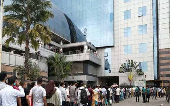 ভারতীয় ভিসা কেন্দ্রে বাংলাদেশি আবেদনকারীদের ঢল
