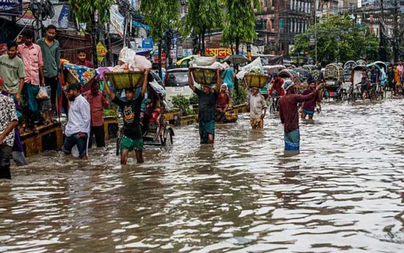 ভারী বৃষ্টিতে ডুবেছে চট্টগ্রামের নিচু এলাকা, পাহাড়ধসের সতর্কবার্তা
