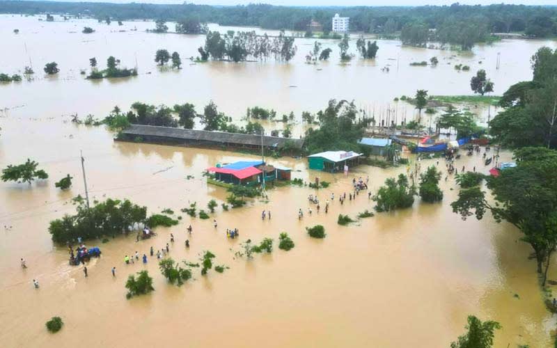 বৃষ্টি থামলেও পানিবন্দি চট্টগ্রামের কয়েক লাখ মানুষ