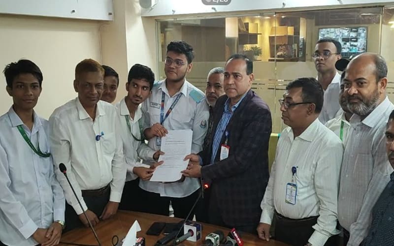 এইচএসসি পরীক্ষা দ্রুত শুরুর দাবিতে চট্টগ্রাম বোর্ডে পরীক্ষার্থীরা