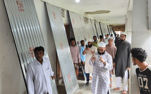 বাঁশখালীর বন্যাদুর্গতদের মাঝে মৌ. হাবীব উল্লাহ ফাউন্ডেশনের ঢেউটিন বিতরণ