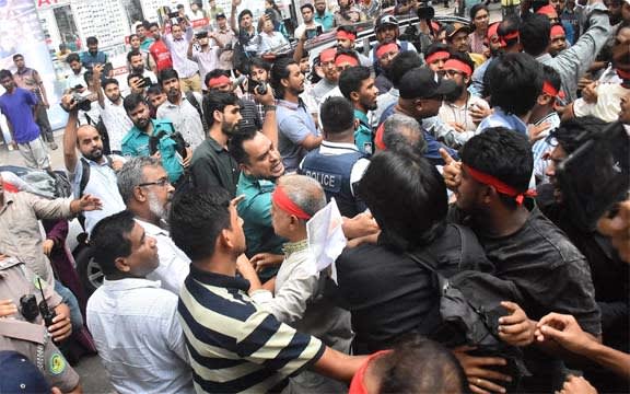 চট্টগ্রামে এনসিপি ও বিএনপি নেতাকর্মীদের হাতাহাতি, বাকবিতণ্ডা