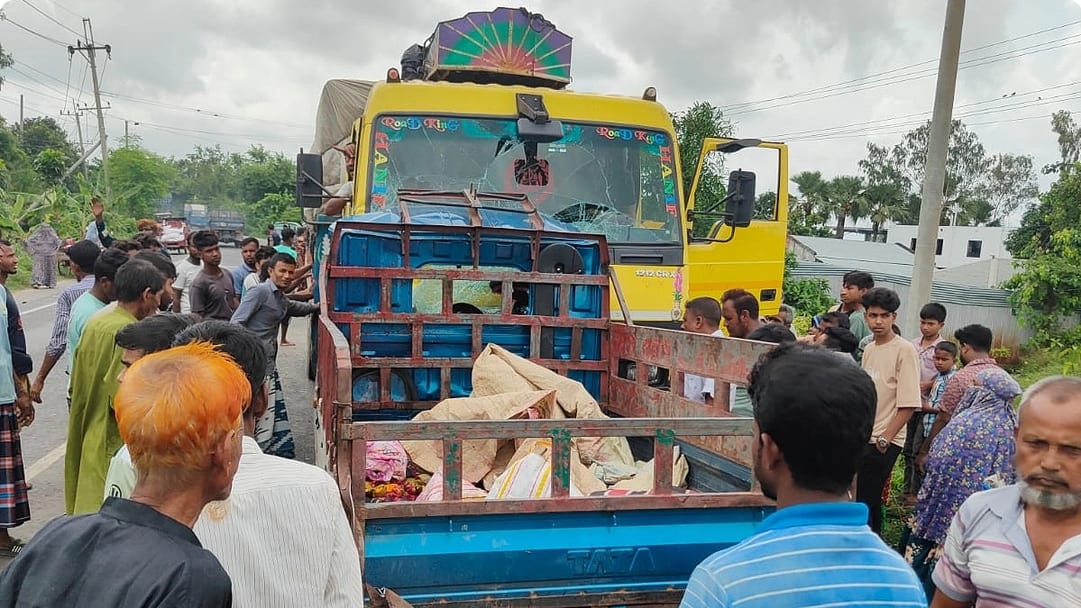 ট্রাক-পিকআপ সংঘর্ষে প্রাণ গেল ৪ জনের