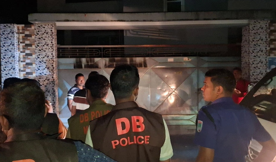 সাকিব আল হাসানের বাড়িতে পেট্রোল বোমা নিক্ষেপ