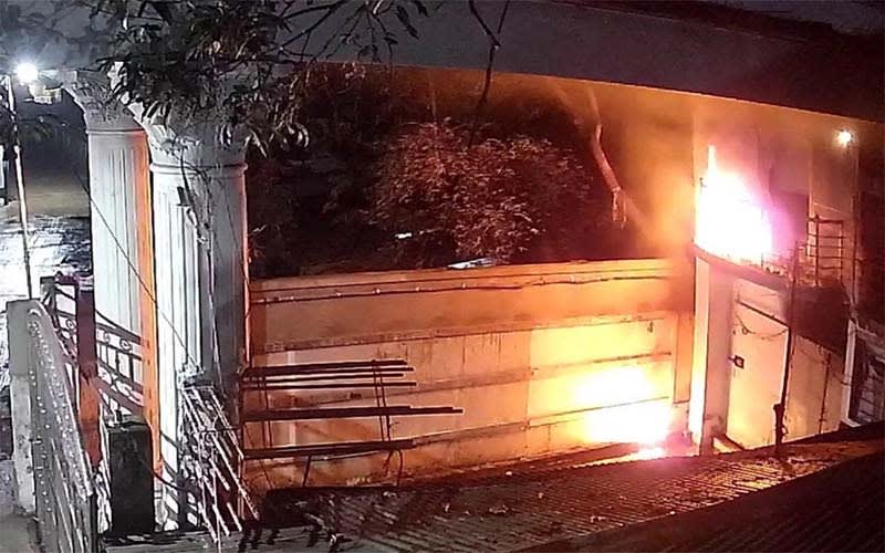 এবার চট্টগ্রামে সাবেক মন্ত্রী নওফেলের বাড়িতে অগ্নিসংযোগ