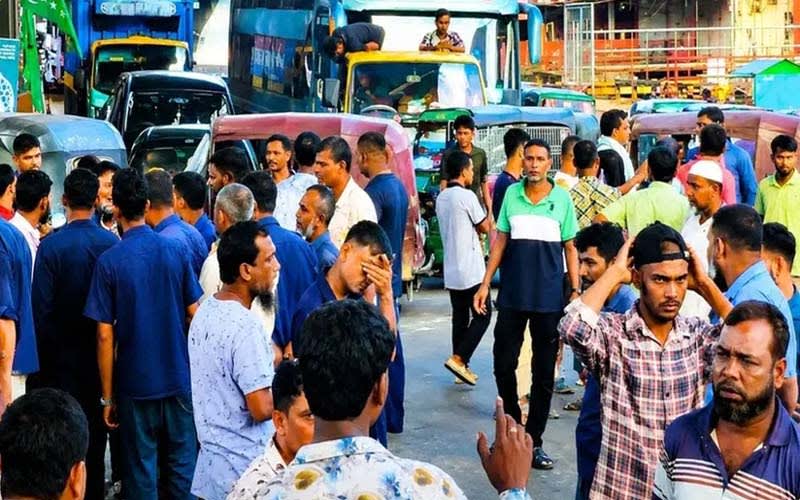 গ্যাস না পেয়ে চট্টগ্রামে অটোরিকশা চালকদের সড়ক অবরোধ