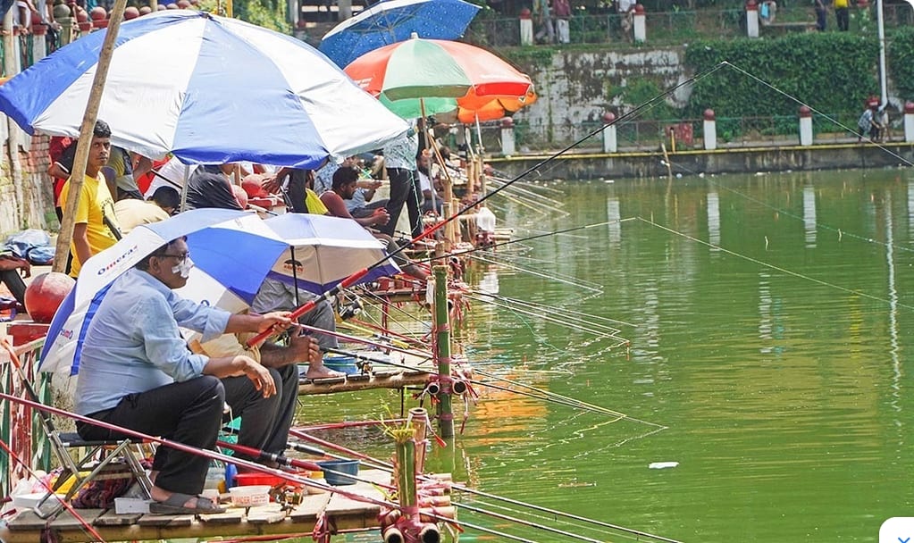 লালদীঘির শান্ত জলেও বড়শি প্রতিযোগীতার কোপ