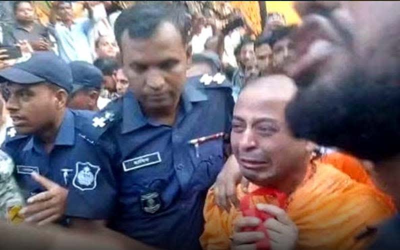 মায়ের শেষকৃত্যে অঝোরে কাঁদলেন চিন্ময় কৃষ্ণ দাস