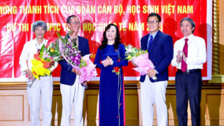 Nồng nhiệt đón đoàn thi Olympic Toán học quốc tế chiến thắng trở về