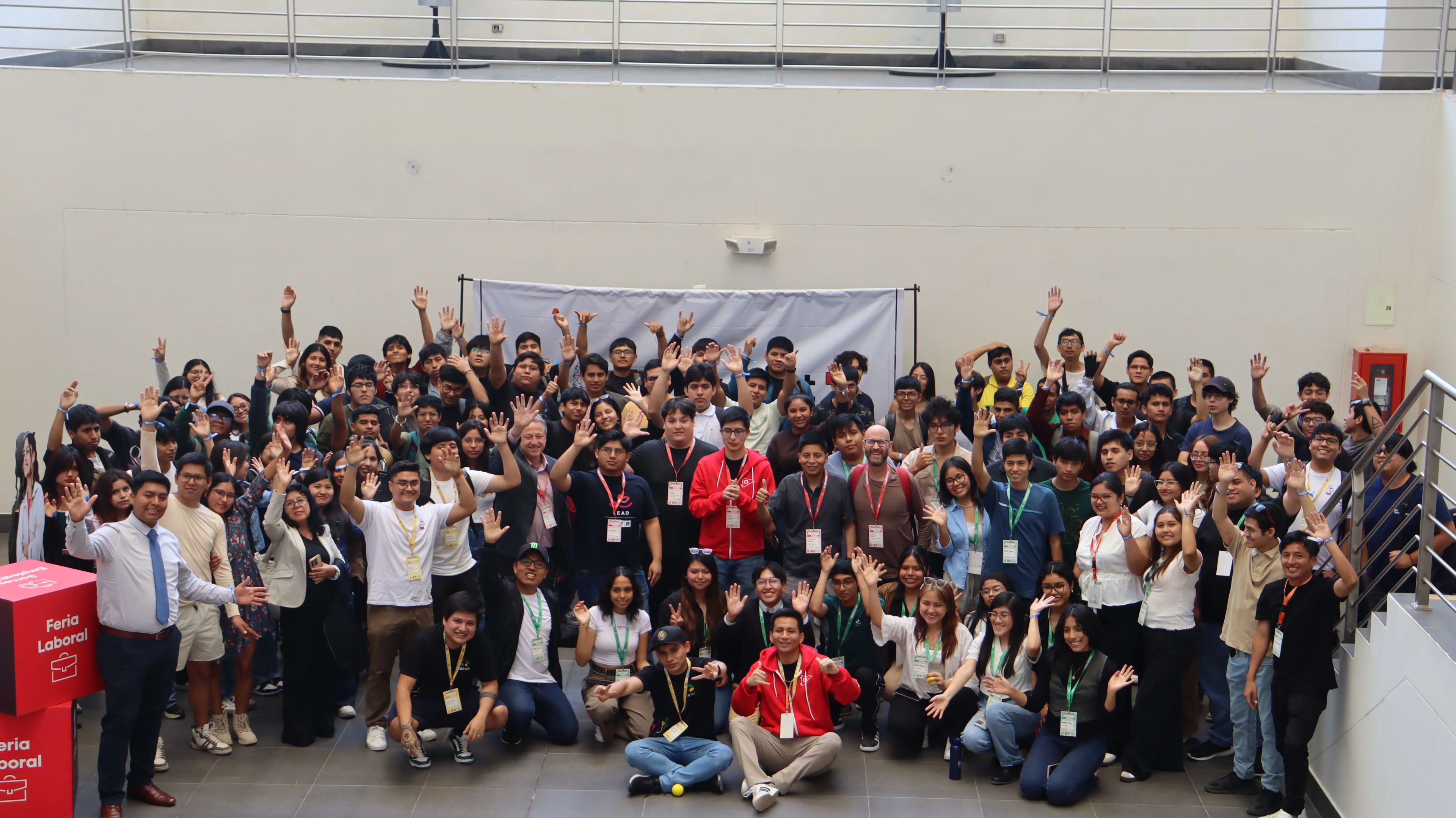 Foto grupal en el DevFest 2025