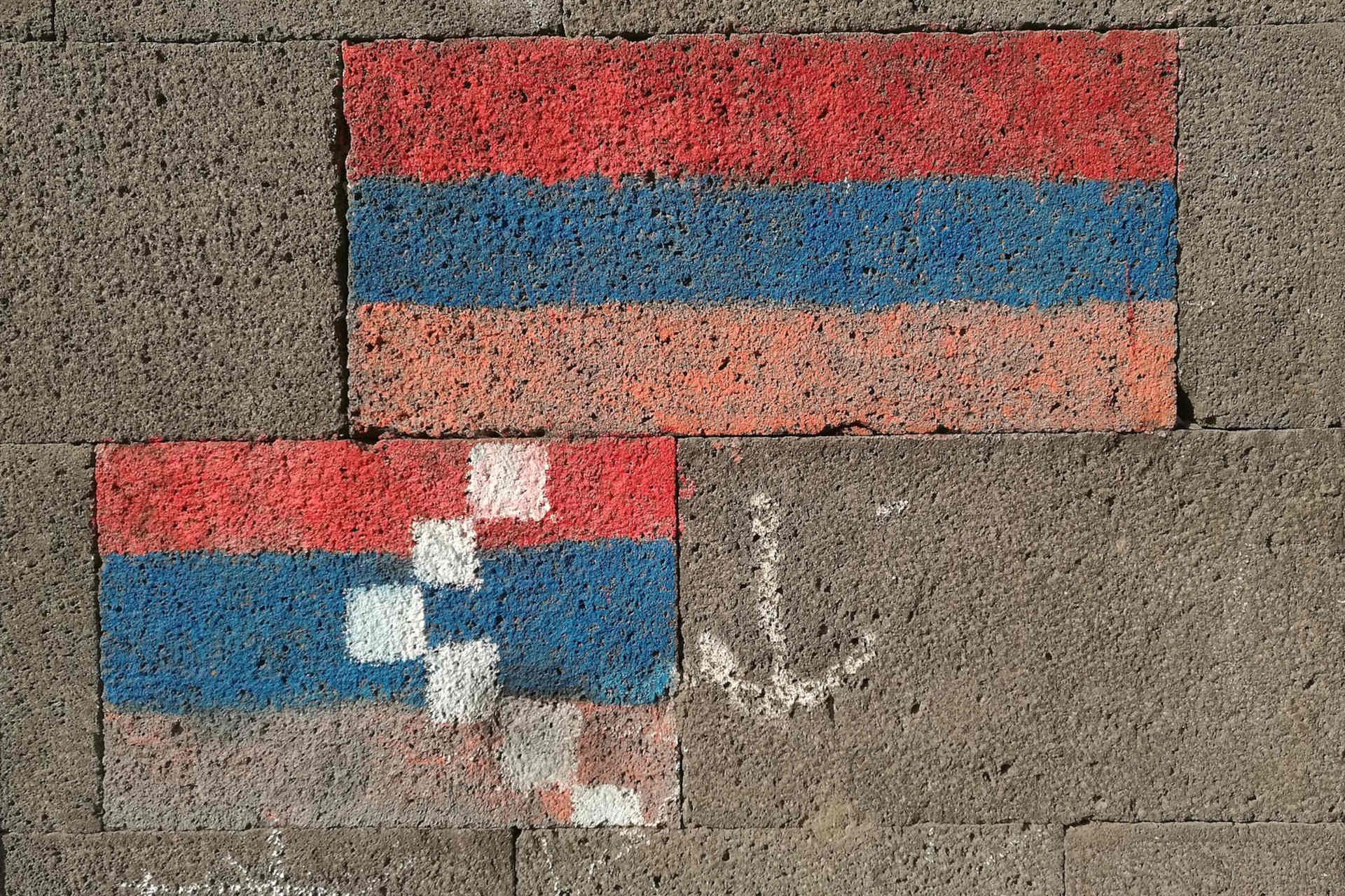 Grafitio_kun_flagoj_de_Armenio_kaj_Montara_Karabaĥo_en_Erevano.jpg