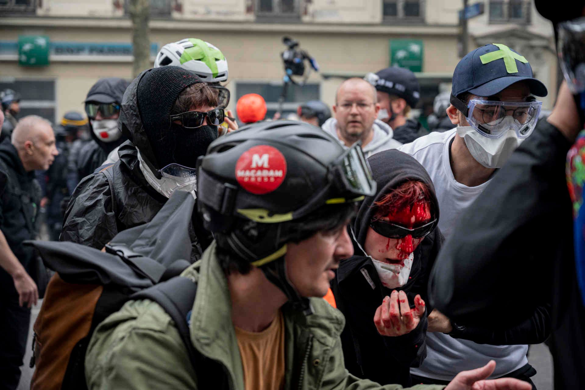 lacrimogeni manifestanti.jpg