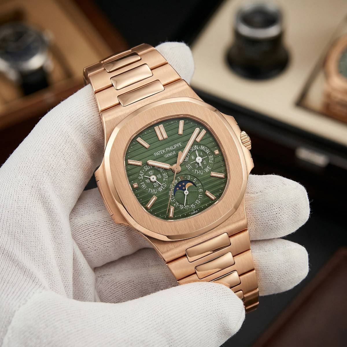 Patek Philippe Nautilus Annual Calendar Rose Gold - view 1