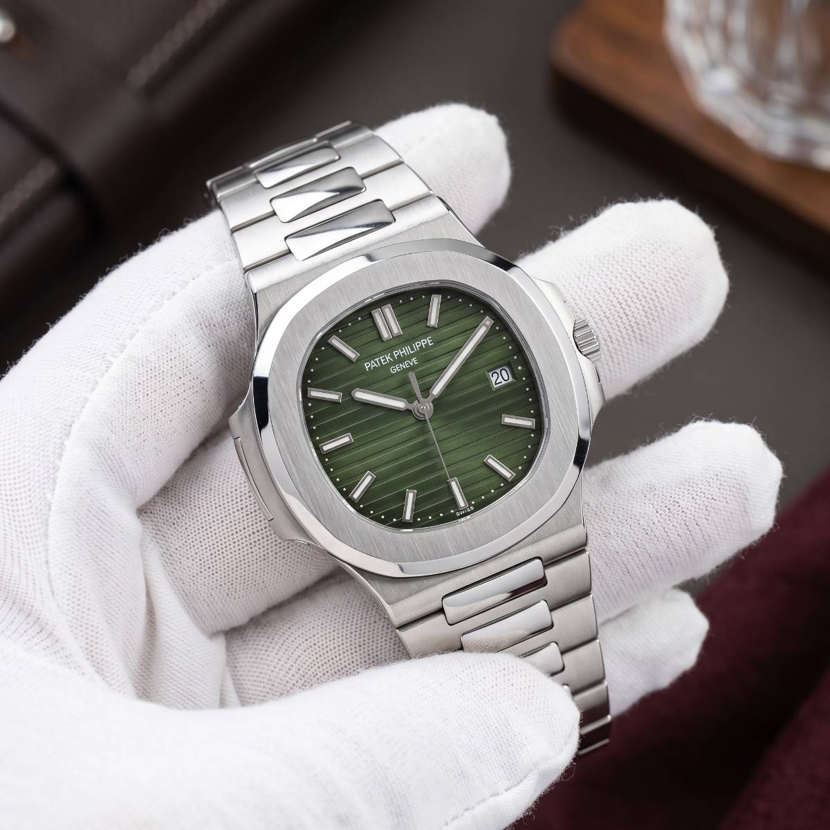 Patek Philippe Nautilus Green Dial - view 1