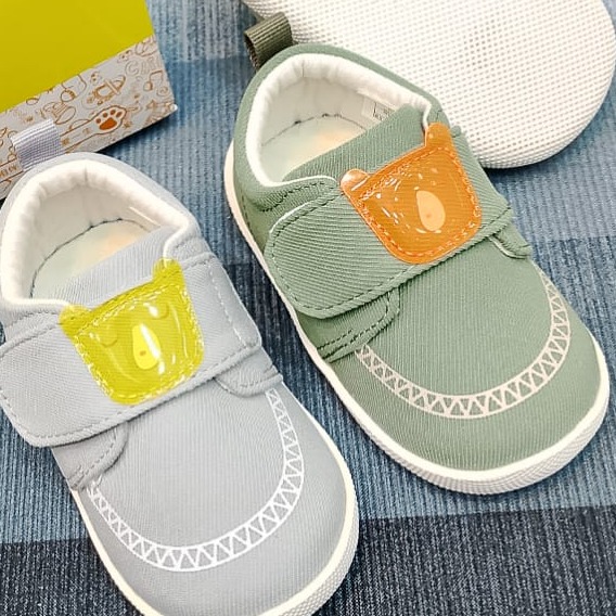 Canvas shoes
