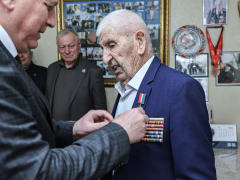 Вячеслав Мильдзихов вручил ветерану Великой Отечественной войны Александру Пагаеву знак «Почетный гражданин Приморского края» от губернатора края Олега Кожемяко.