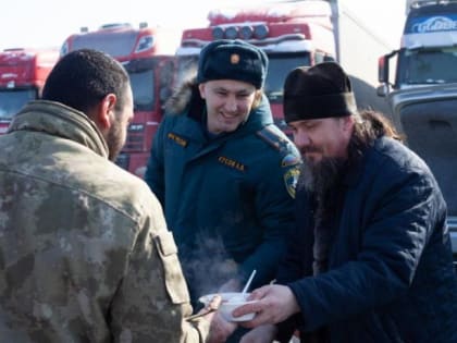 Водителей, ожидающих открытия границы на Военно-грузинской дороге, ежедневно кормят горячей едой