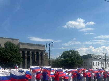 830 учащихся  городских школ приняли участие во флешмобе на площади Свободы.