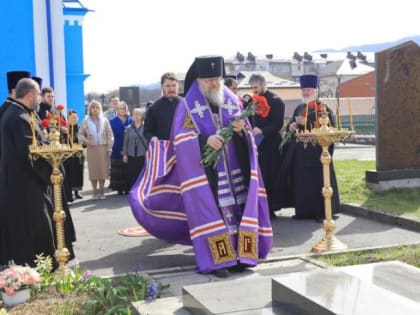 У места погребения великого осетинского поэта совершена лития