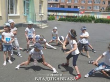 Сотрудники Госавтоинспекции Пригородного района Северной Осетии продолжают проводить профилактические беседы с детьми во дворах