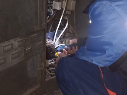 Аварийная бригада муниципальной «Единой дежурно-диспетчерской службы» восстановила подачу электричества жителям 105-ти квартирного дома.