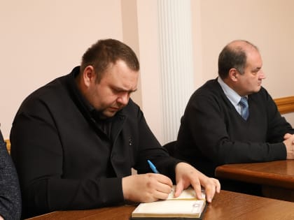 Вячеслав Мильдзихов провел еженедельное аппаратное совещание.