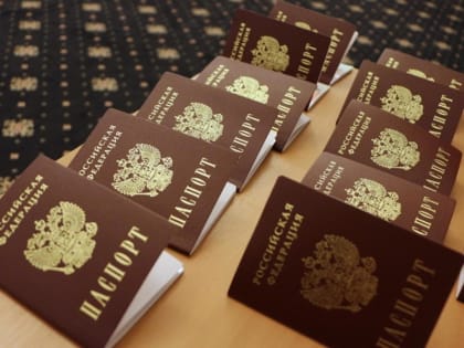 В День России Вячеслав Битаров вручил паспорта отличившимся школьникам