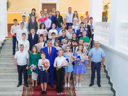 Сергей Меняйло вручил паспорта юным гражданам России